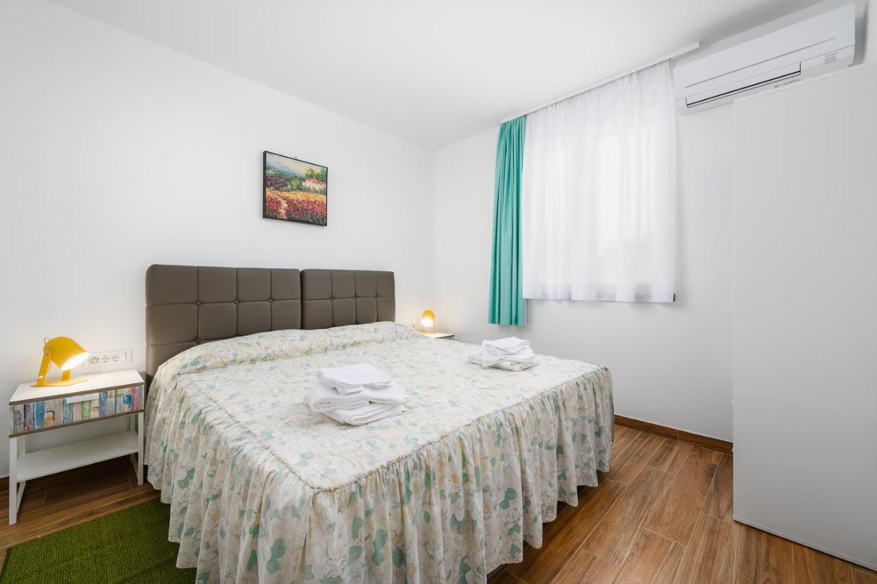 Andrea House With Apartments Umag Exterior foto