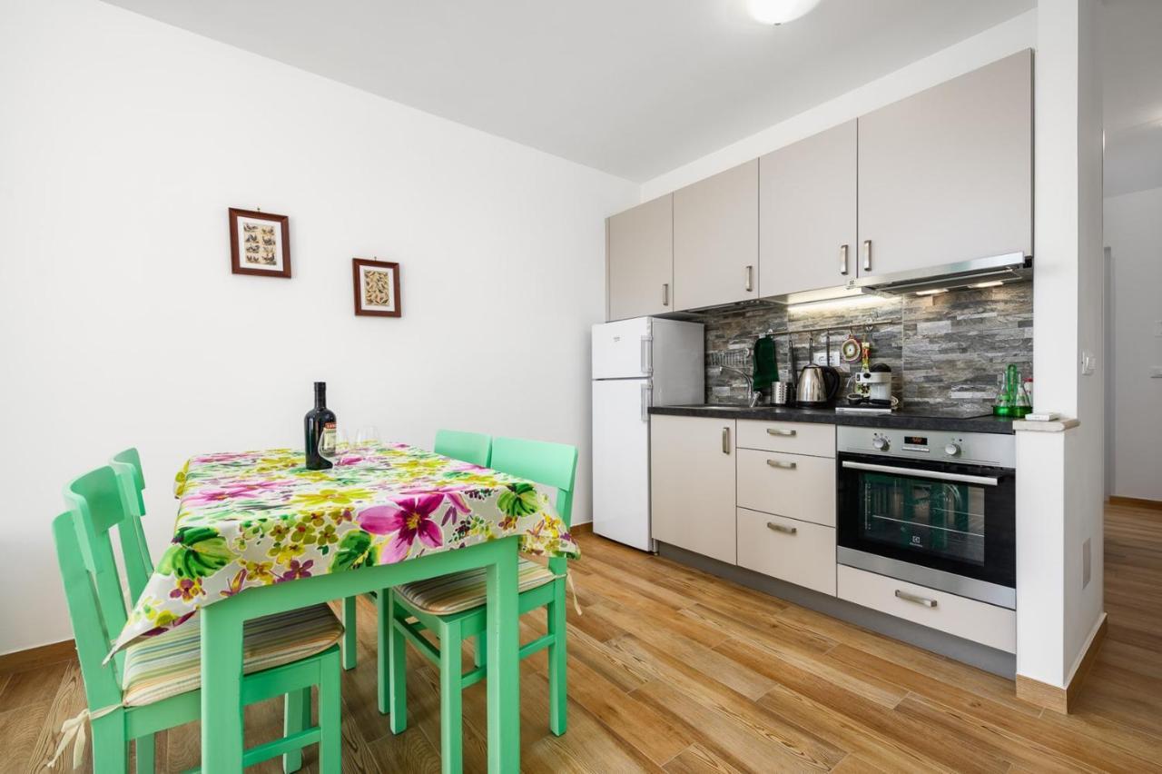 Andrea House With Apartments Umag Exterior foto